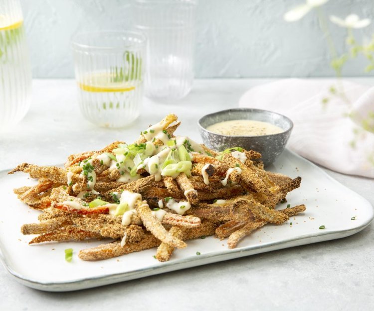 Frites de légumes, sauce au fromage et à la bière Frites de légumes, sauce au fromage et à la bière