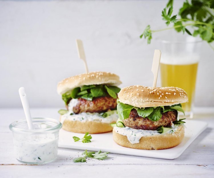 Hamburger à l’agneau haché, sauce au yaourt Hamburger à l’agneau haché, sauce au yaourt