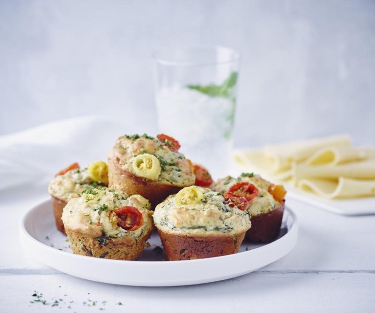 Muffins salés au chou frisé, tomates et fromage 