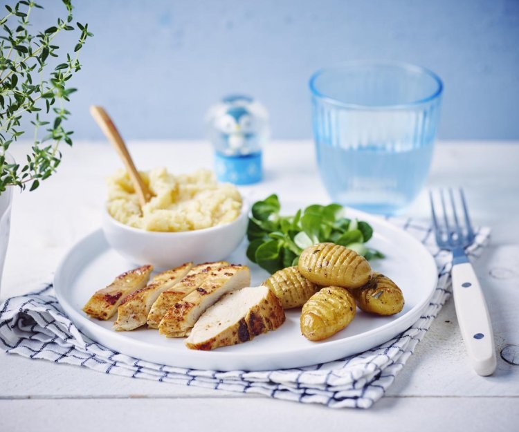 Pommes de terre hasselback au poulet, mousse de pomme et panais