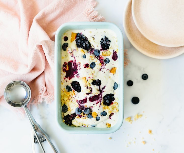 Glace aux fruits rouges et aux biscuits