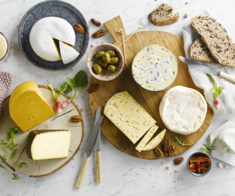 Plateau de fromage avec une note salée et méditerranéenne