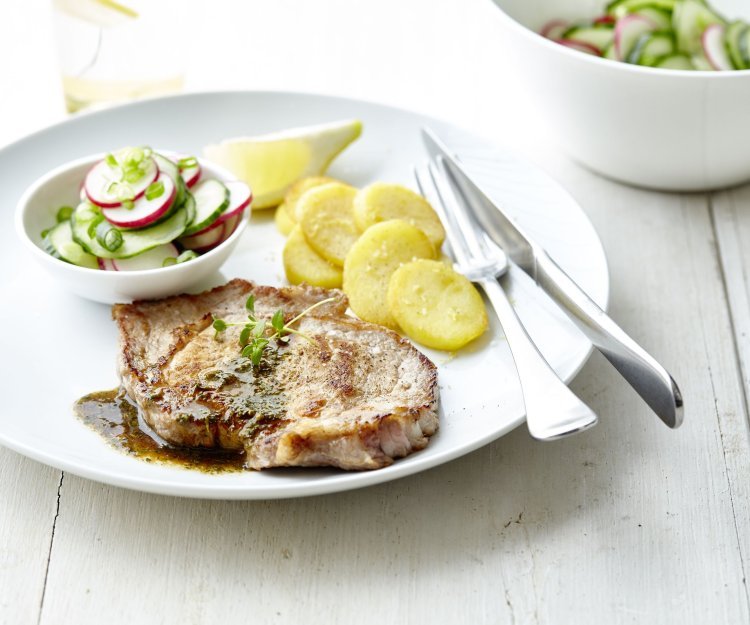 Côtelette de veau, salade de radis et pommes de terre citronnées