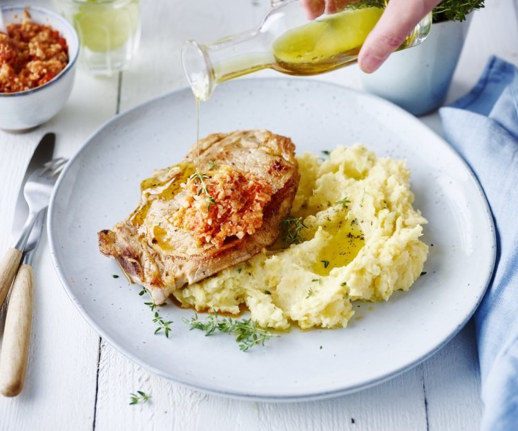 Côtelette de veau, pesto de tomate et purée de navets