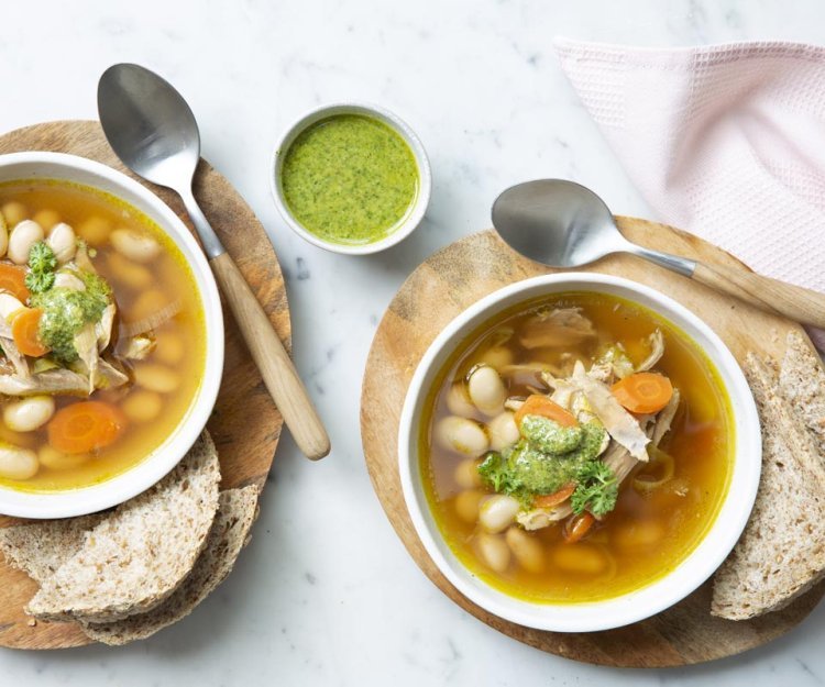 Bouillon de poule au pesto de persil