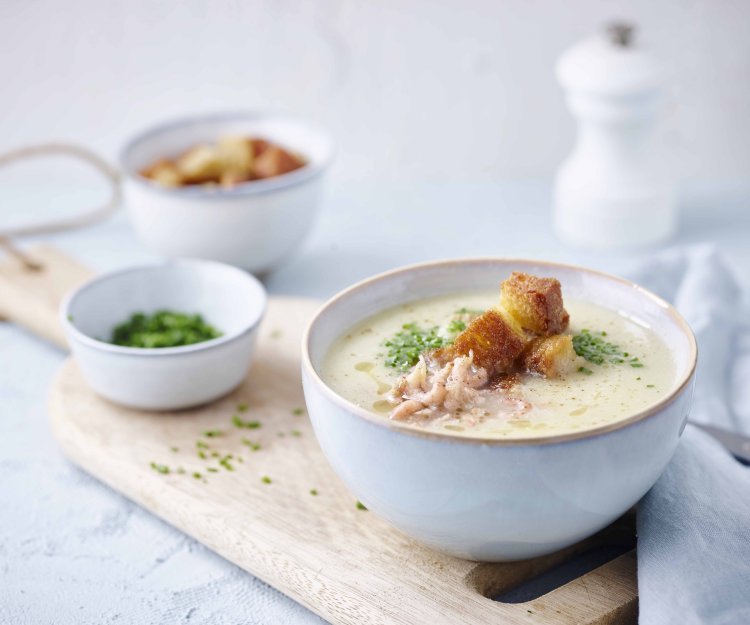 Soupe de céleri-rave aux croûtons et aux crevettes fraîches Soupe de céleri-rave aux croûtons et aux crevettes fraîches