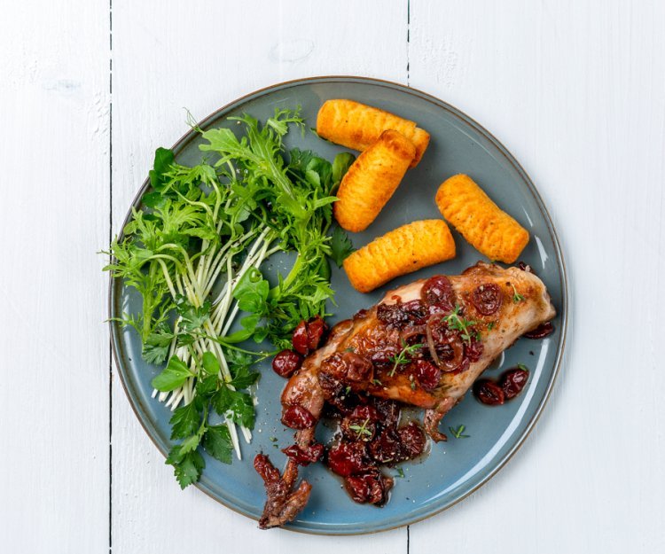 Cuisses de lapin à la sauce aux pruneaux et aux cerises, salade croquante Cuisses de lapin à la sauce aux pruneaux et aux cerises, salade croquante
