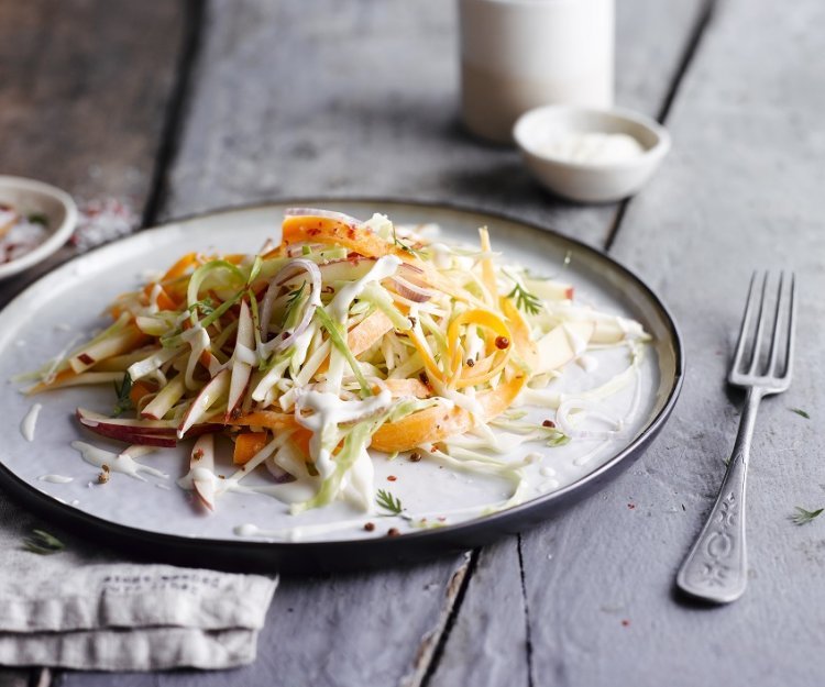 Salade de chou frais à la carotte et à la pomme