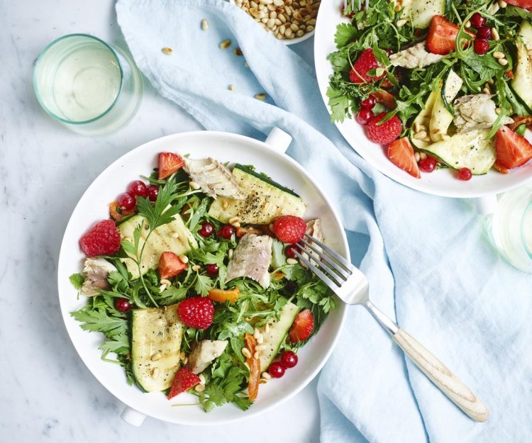Salade de fines herbes aux fruits rouges et maquereau Salade de fines herbes aux fruits rouges et maquereau