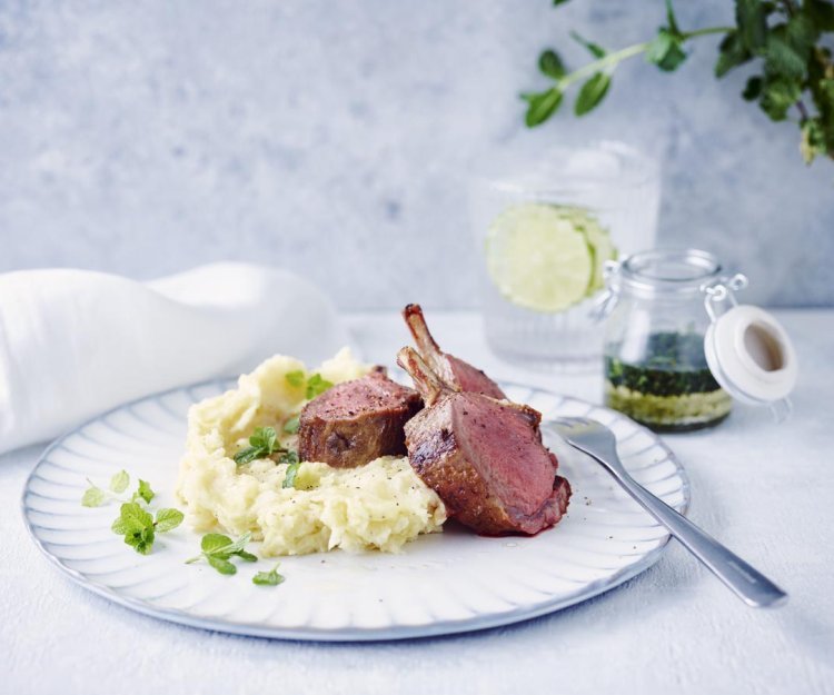 Carré d’agneau, sauce à la menthe et purée de céleri-rave Carré d’agneau, sauce à la menthe et purée de céleri-rave