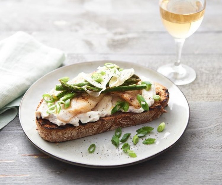 Bruschetta de luxe au turbot grillé et aux asperges vertes 