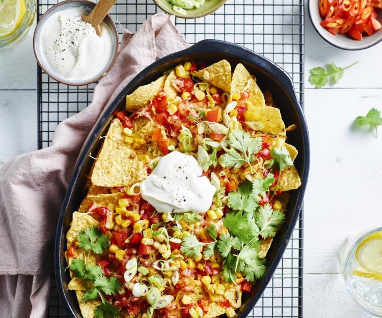 Nachos au fromage et à la salsa de tomates Nachos au fromage et à la salsa de tomates