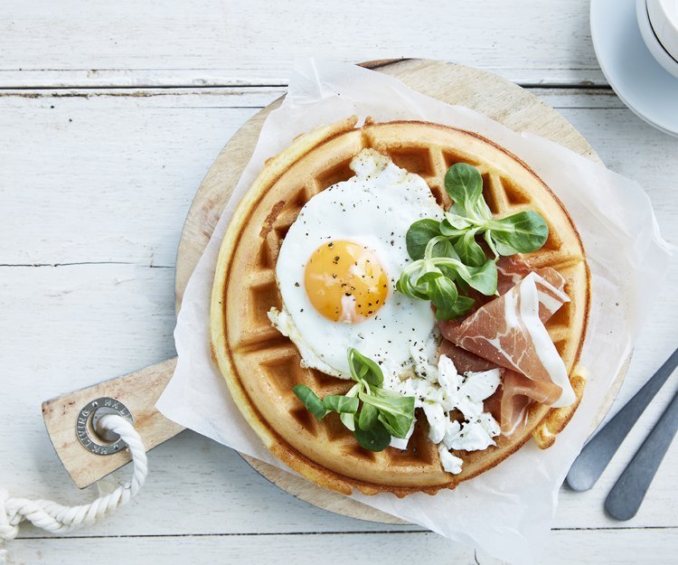 Gaufre de petit déjeuner avec œuf au plat, jambon cru et fromage de chèvre Gaufre de petit déjeuner avec œuf au plat, jambon cru et fromage de chèvre