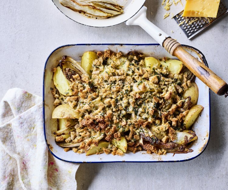 Plat au four de chicon et de pommes de terre, crumble et fromage vieux belge