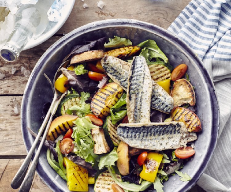 Panzanella aux légumes et pêches grillés et maquereau Panzanella aux légumes et pêches grillés et maquereau