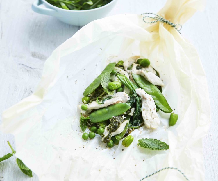 Papillote de légumes verts, pesto de roquette et poulet