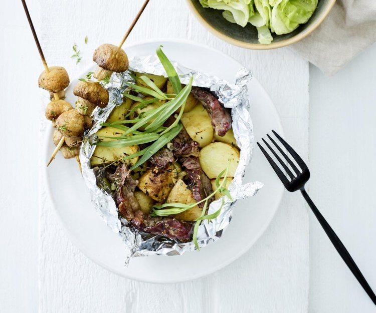 Papillote de pommes de terre, topinambours et bifteck au barbecue