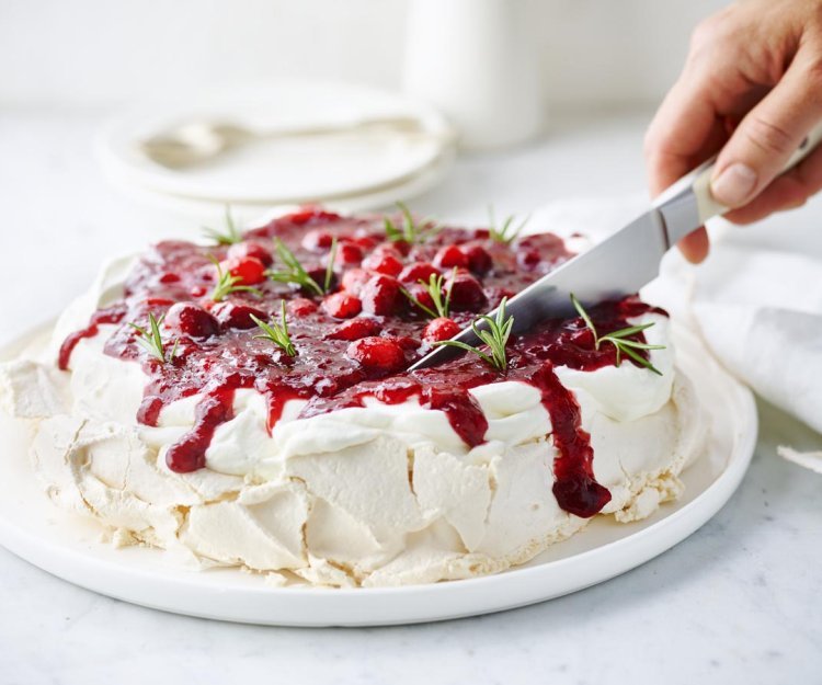 Pavlova aux airelles et au romarin