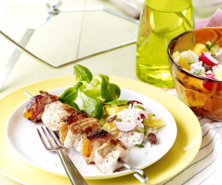 Petites brochettes de poulet aux abricots et salade de riz