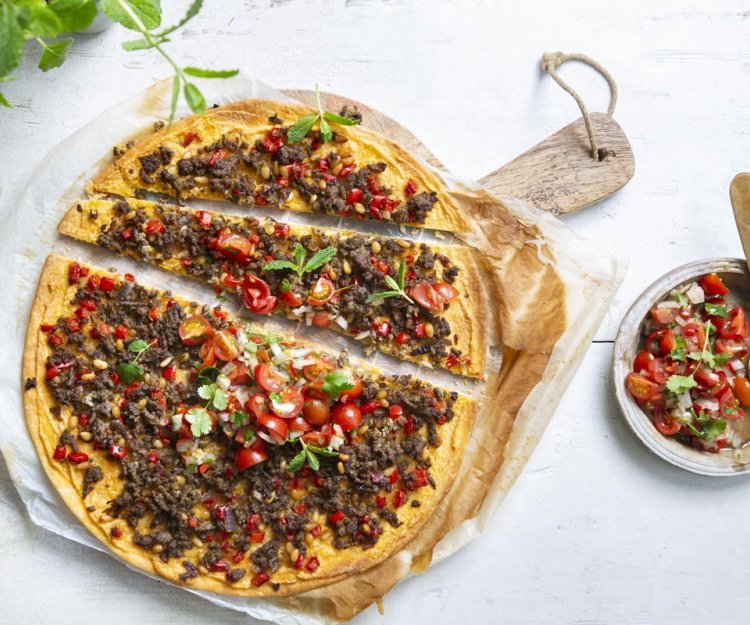 Pizza à la viande hachée épicée, houmous et salsa de tomates Pizza à la viande hachée épicée, houmous et salsa de tomates