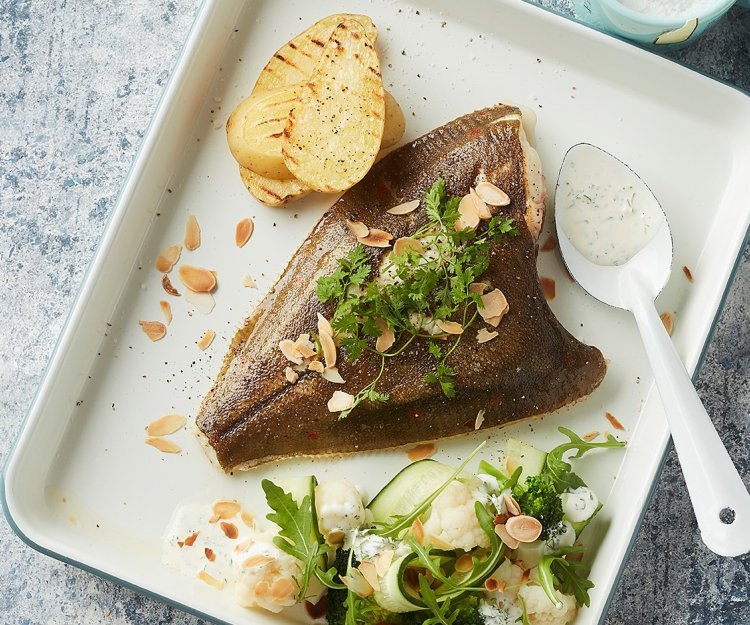 Pladijs met gegrilde bintjes, broccoli, bloemkool en komkommersalade