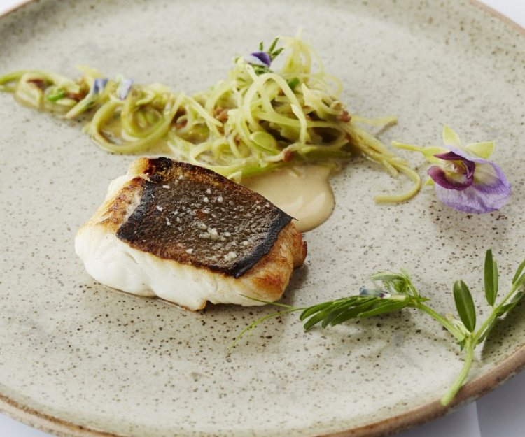 Pladijs met sluimererwten en miso