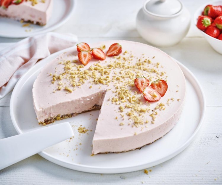 Cheesecake à la fraise sur fond de dattes