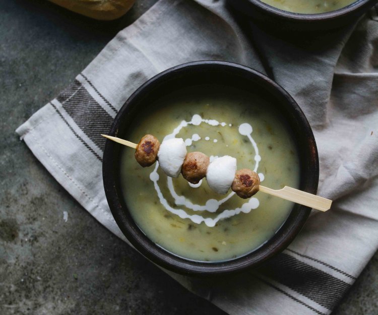 Soupe de poireaux et brochettes de boulettes et mozza Soupe de poireaux et brochettes de boulettes et mozza