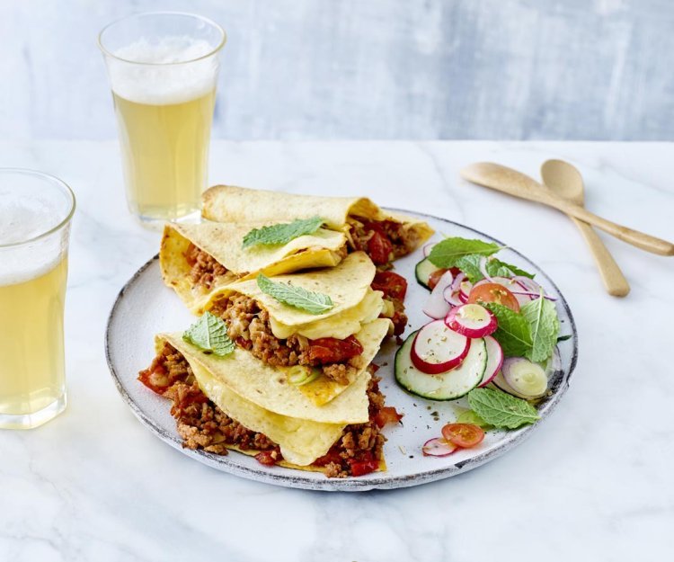 Quesadilla au haché et salade fraîche de légumes Quesadilla au haché et salade fraîche de légumes