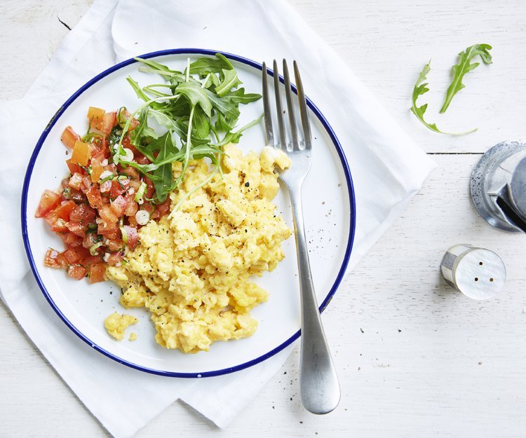 Œufs brouillés et salsa de tomates