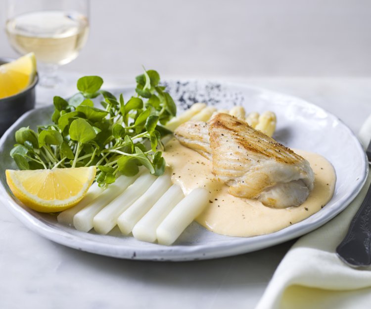 Roggefilet met witte asperges, mousselinesaus en waterkers