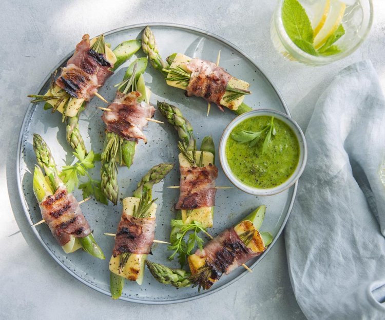 Roulades de lard aux asperges et Berloumi, pesto de persil Roulades de lard aux asperges et Berloumi, pesto de persil