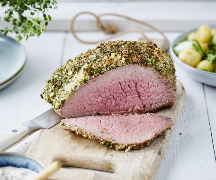 Rosbif en croûte de noix, salade de fèves et dressing au raifort