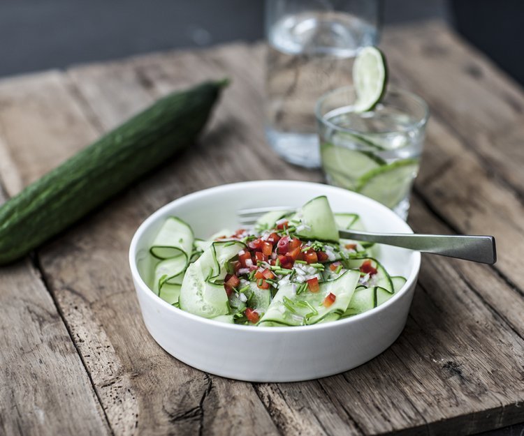 Salade van komkommer, sjalot, paprika, bieslook en notenolie Salade van komkommer, sjalot, paprika, bieslook en notenolie