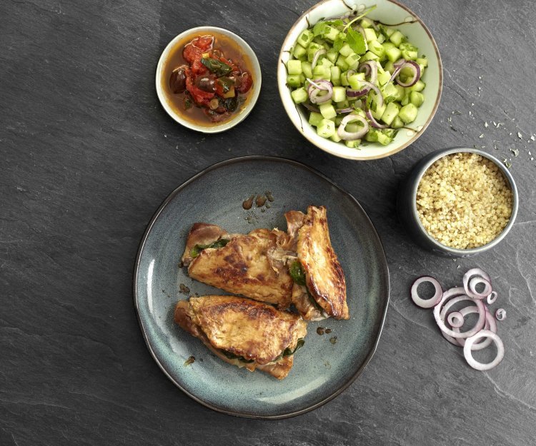 Saltimbocca de mignonnette de porc, salsa à la tomate et salade de concombre Saltimbocca de mignonnette de porc, salsa à la tomate et salade de concombre