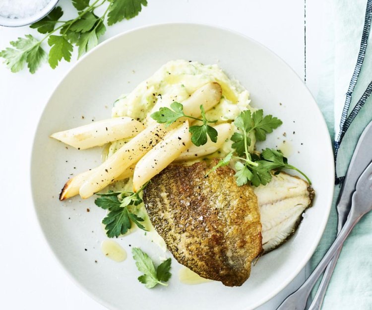 Bar Oméga et salsifis à la purée aux fines herbes Bar Oméga et salsifis à la purée aux fines herbes