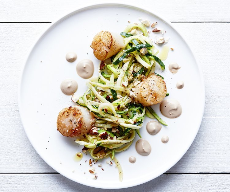 Coquilles Saint-Jacques, courgetti et noisettes