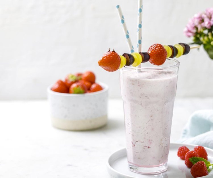 Smoothie de framboises et brochette de fruits