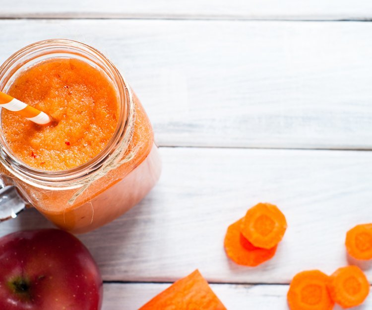 Smoothie de carottes, banane et jus d'orange