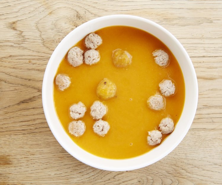 Soupe de tomates et poivrons doux allongés