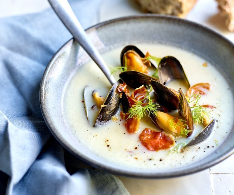 Soupe de topinambours, jambon fumé et moules