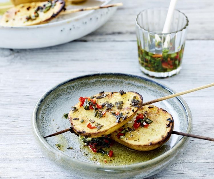 Brochette de pommes de terre et sa salsa de câpres Brochette de pommes de terre et sa salsa de câpres
