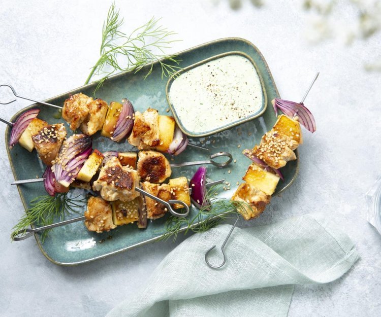 Brochette de poulet et pommes, sauce à l’aneth Brochette de poulet et pommes, sauce à l’aneth