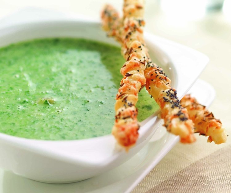 Soupe d’épinards/de salade avec bâtonnets de fromage relevé