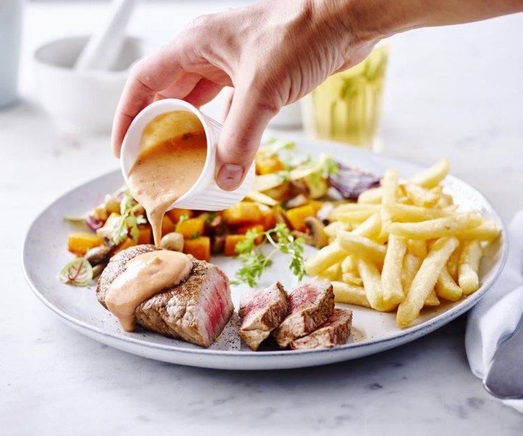 Steak-frites à la sauce Choron et salade d’automne