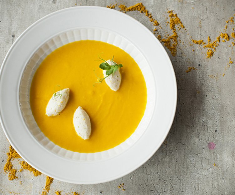 Potage de carotte au curry avec boulettes de poisson parfumées à l’orange