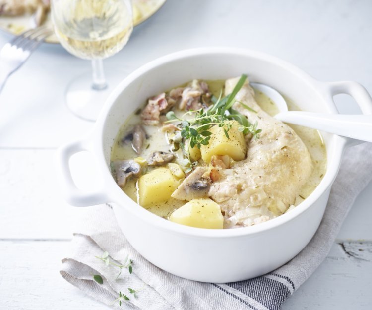 Ragoût de poulet aux champignons et pommes de terre 