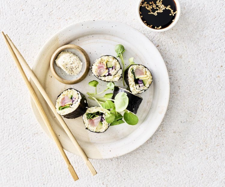 Sushis au riz de chou-fleur et au grondin perlon