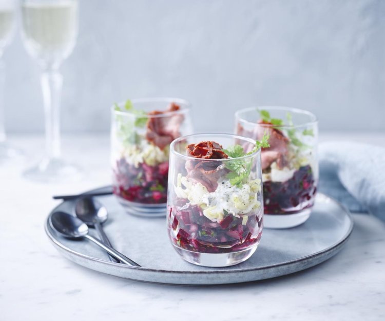 Tartare de betteraves rouges, chicons, rosbif et vinaigrette de raifort