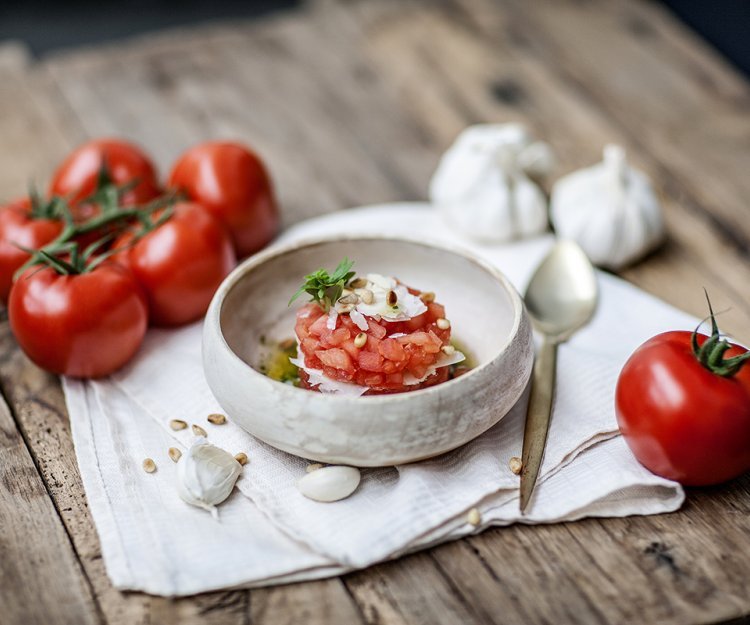 Tartaar van tomaat, basilicum en pijnboompitten